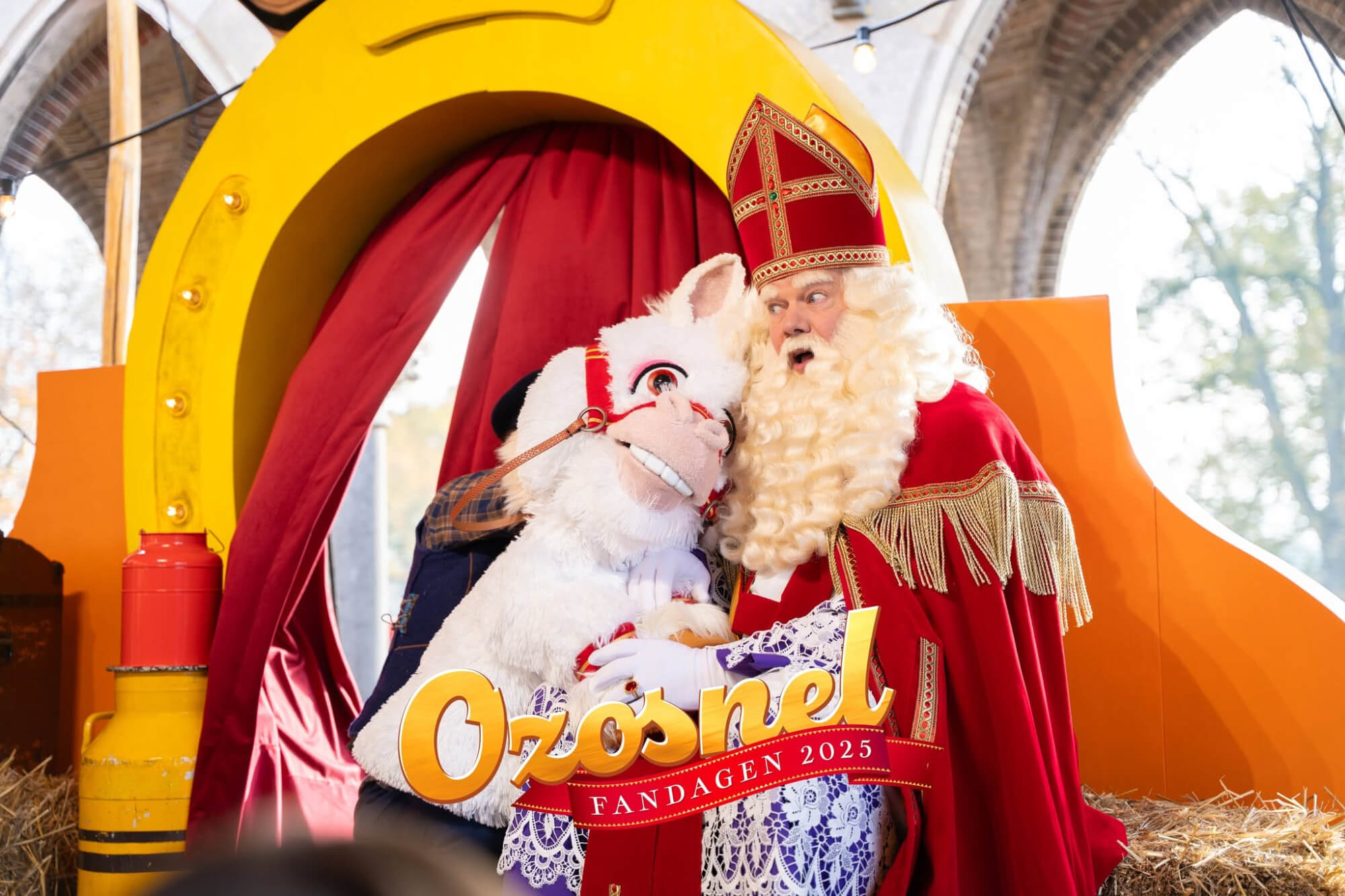 Ozosnel en Sinterklaas in de theatershow