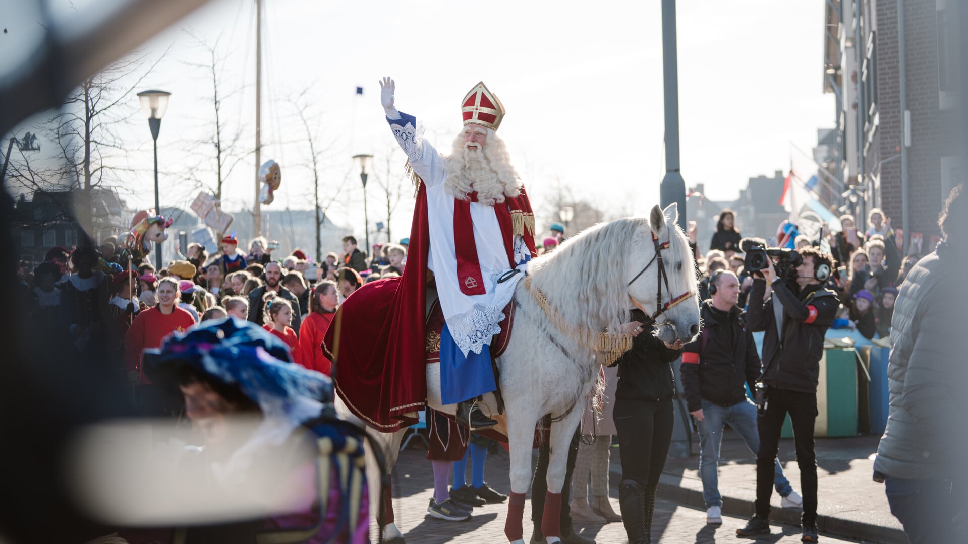 Waarom rijdt Sinterklaas op een paard?